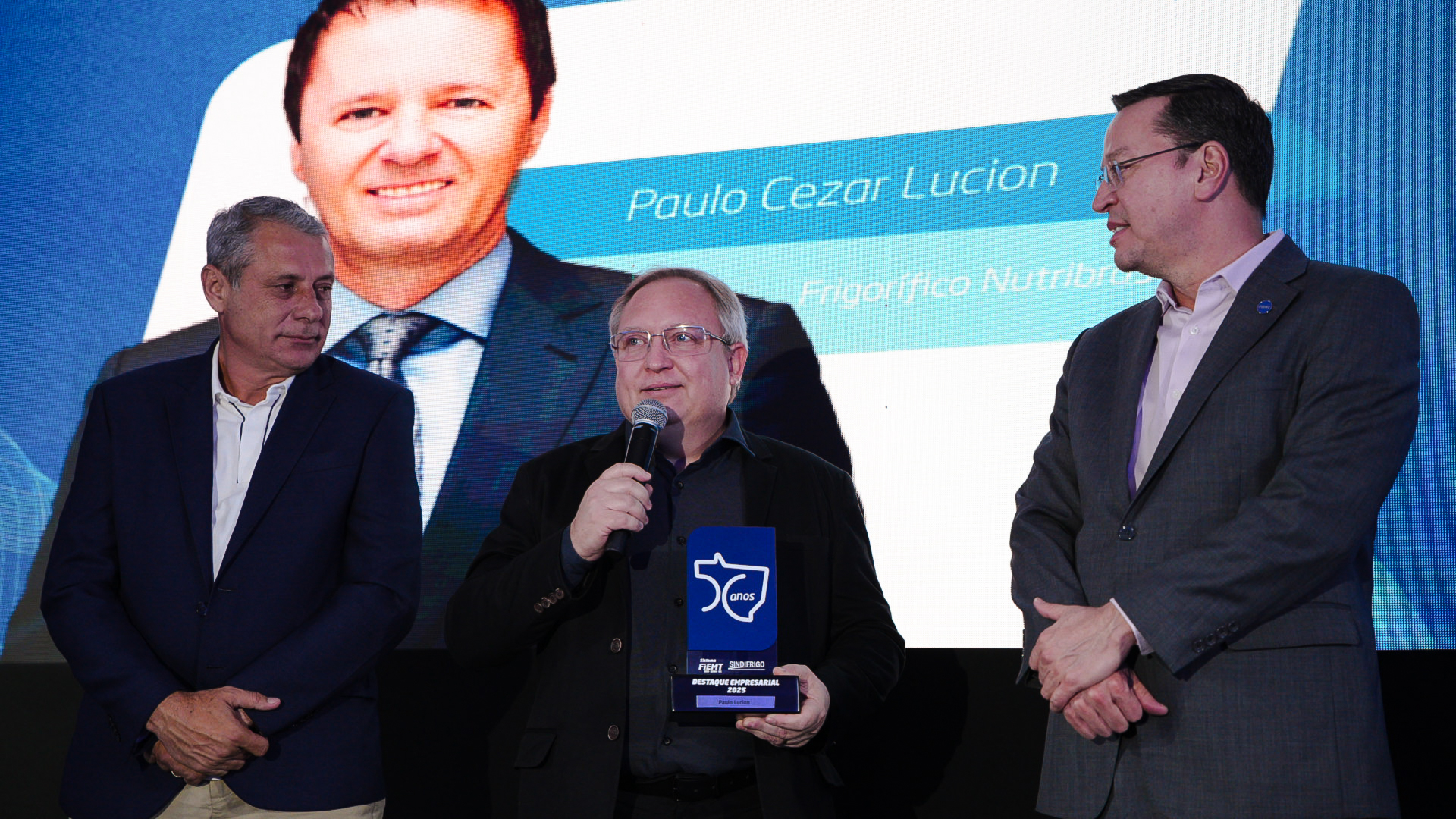Paulo Lucion, CEO da Nutribras Alimentos é homenageado no Fórum da Indústria 2025