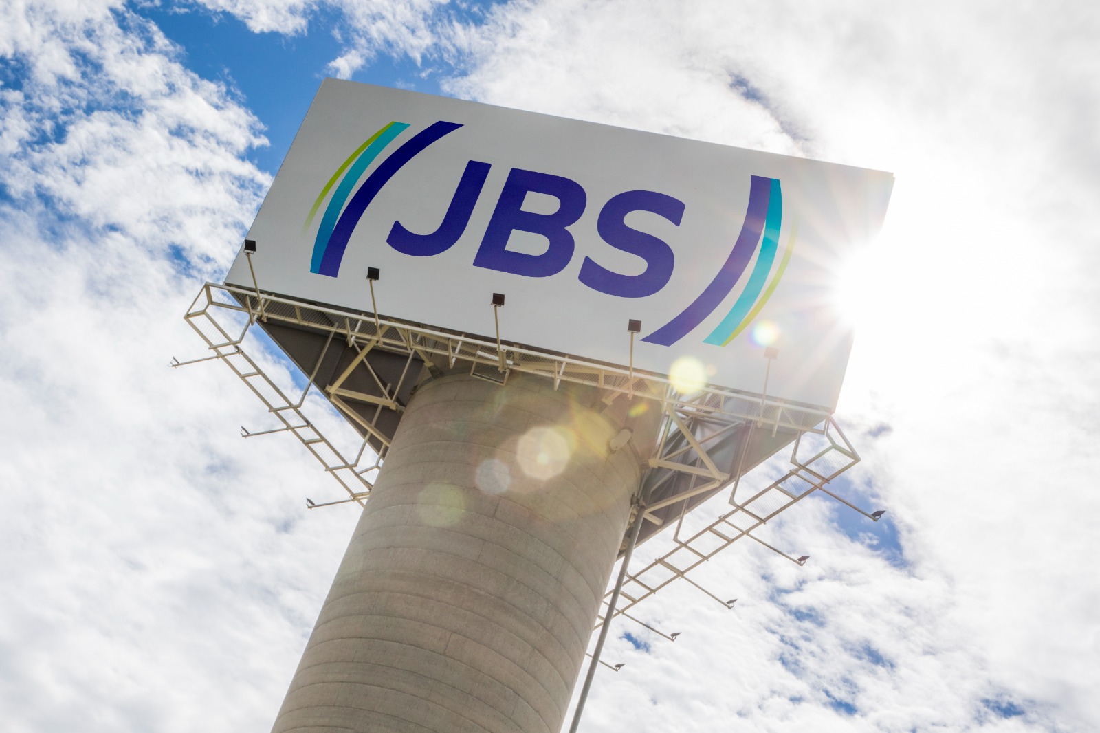 JBS tem 300 vagas de emprego abertas em 9 cidades de MT